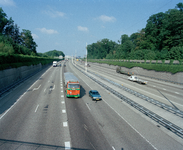 823918 Gezicht op de A27 vanaf het viaduct in de Koningsweg te Utrecht, uit het zuiden.